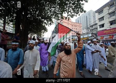 Demonstration gegen die illegale israelische Besetzung Palästinas am 10,2023. Oktober in Dhaka, Bangladesch. Demonstranten schwenken die Nationalflaggen von Palestin Stockfoto