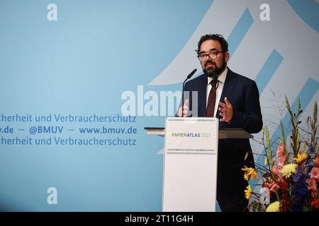 Christian Kühn Bündnis 90 / die Grüne, Parlamentarischer Staatssekretär bei der Presseveranstaltung Papieratlas 2023, die Initiative Pro Recyclingpapier, das Bundesumweltministerium, der Deutsche Städtetag, der Deutsche Städte- und Gemeindebund, der Deutsche Landkreistag und der Deutsche Hochschulverband stellen den neuen Papieratlas vor, 10.10.2023, Veranstaltungshof des Bundesumweltministeriums, Berlin, Deutschland *** Christian Kühn Bündnis 90 die Grüne, Parlamentarischer Staatssekretär bei der Presseveranstaltung Paper Atlas 2023, Initiative Pro Recycling Paper, Bundesumweltministerium, t Stockfoto