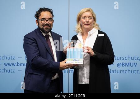 Christian Kühn Bündnis 90 / die Grüne, Parlamentarischer Staatssekretär und Julia Jacob, Preisträgerin beim Papieratlas 2023 für die Stadt Essen, die Initiative Pro Recyclingpapier, das Bundesumweltministerium, der Deutsche Städtetag, der Deutsche Städte- und Gemeindebund, der Deutsche Landkreistag und der Deutsche Hochschulverband stellen den neuen Papieratlas vor, 10.10.2023, Veranstaltungshof des Bundesumweltministeriums, Berlin, Deutschland *** Christian Kühn Bündnis 90 die Grüne, Parlamentarische Staatssekretärin und Julia Jacob, Preisträgerin beim Papieratlas 2023 für die Stadt Essen Stockfoto