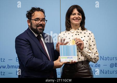 Christian Kühn Bündnis 90 / die Grüne, Parlamentarischer Staatssekretär und Britta Behrendt, Preisträgerin beim Papieratlas 2023 für die Stadt Berlin, die Initiative Pro Recyclingpapier, das Bundesumweltministerium, der Deutsche Städtetag, der Deutsche Städte- und Gemeindebund, der Deutsche Landkreistag und der Deutsche Hochschulverband stellen den neuen Papieratlas vor, 10.10.2023, Veranstaltungshof des Bundesumweltministeriums, Berlin, Deutschland *** Christian Kühn Bündnis 90 die Grüne, Parlamentarische Staatssekretärin und Britta Behrendt, Preisträgerin beim Papieratlas 2023 für die Stadt B. Stockfoto