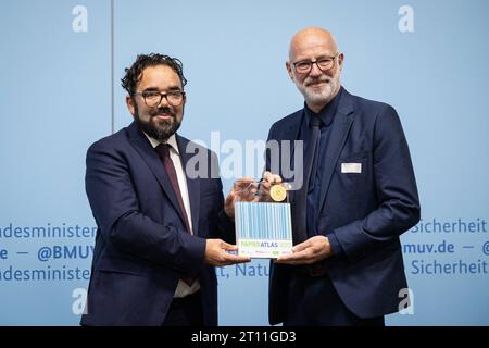 Christian Kühn Bündnis 90 / die Grüne, Parlamentarischer Staatssekretär und Ingo Schabrich, Preisträger beim Papieratlas 2023 für den Kreis Viersen, die Initiative Pro Recyclingpapier, das Bundesumweltministerium, der Deutsche Städtetag, der Deutsche Städte- und Gemeindebund, der Deutsche Landkreistag und der Deutsche Hochschulverband stellen den neuen Papieratlas vor, 10.10.2023, Veranstaltungshof des Bundesumweltministeriums, Berlin, Deutschland *** Christian Kühn Bündnis 90 die Grüne, Parlamentarischer Staatssekretär und Ingo Schabrich, Gewinner des Papieratlas 2023 für den Landkreis Vierse Stockfoto