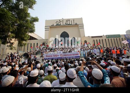 Dhaka, Wari, Bangladesch. Oktober 2023. Demonstration gegen die illegale israelische Besetzung Palästinas am 10. Oktober 2023 in Dhaka, Bangladesch. Demonstranten schwenken die Nationalflaggen Palästinas und Bangladeschs, während sie während einer Anti-Israel-Demonstration Slogans schreien.der islamische Andolan Bangladesch hielt eine Protestkundgebung ab, um gegen die unmenschlichen Angriffe und Massaker an Israelis in Palästina zu protestieren. (Kreditbild: © Habibur Rahman/ZUMA Press Wire) NUR REDAKTIONELLE VERWENDUNG! Nicht für kommerzielle ZWECKE! Stockfoto