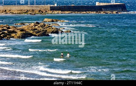 Hopeman Moray Coast Scotland East Beach Wind weht Wellen und Badende in einem wilden Meer Stockfoto