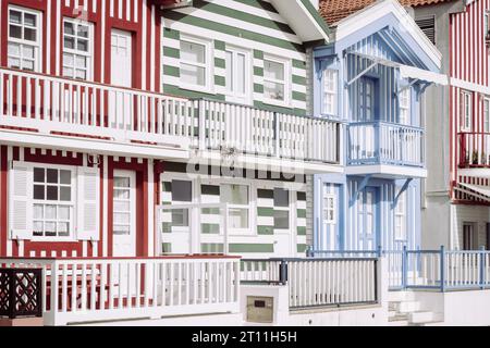 Blick auf eine Reihe von bunten Häusern in Costa Nova, einem malerischen Stranddorf in der Nähe von Aveiro, Portugal Stockfoto