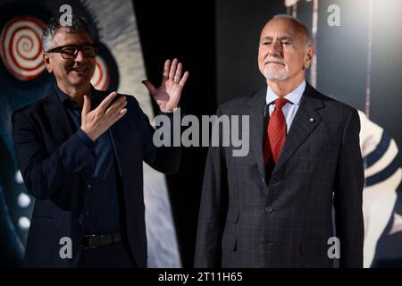 Turin, Italien. 10. Oktober 2023. Domenico de Gaetano (L), Direktor des National Cinema Museum, und Enzo Ghigo (R), Präsident des National Cinema Museum, posieren für ein Foto während einer Pressekonferenz zur Eröffnung der Ausstellung „The World of Tim Burton“. Die Ausstellung wird vom 11. Oktober 2023 bis 7. April 2024 im Mole Antonelliana gezeigt. Quelle: Nicolò Campo/Alamy Live News Stockfoto