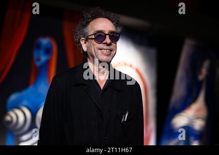 Turin, Italien. 10. Oktober 2023. Der amerikanische Filmemacher Tim Burton lächelt während einer Pressekonferenz zur Eröffnung der Ausstellung „The World of Tim Burton“. Die Ausstellung wird vom 11. Oktober 2023 bis 7. April 2024 im Mole Antonelliana gezeigt. Quelle: Nicolò Campo/Alamy Live News Stockfoto