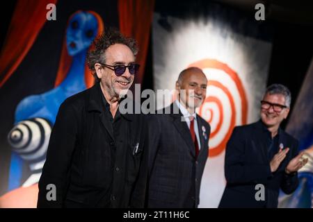 Turin, Italien. 10. Oktober 2023. Der US-amerikanische Filmemacher Tim Burton (L) posiert für ein Foto neben Enzo Ghigo (C), Präsident des National Cinema Museum, und Domenico de Gaetano (R), Direktor des National Cinema Museum, während einer Pressekonferenz zur Ausstellung The World of Tim Burton. Die Ausstellung wird vom 11. Oktober 2023 bis 7. April 2024 im Mole Antonelliana gezeigt. Quelle: Nicolò Campo/Alamy Live News Stockfoto