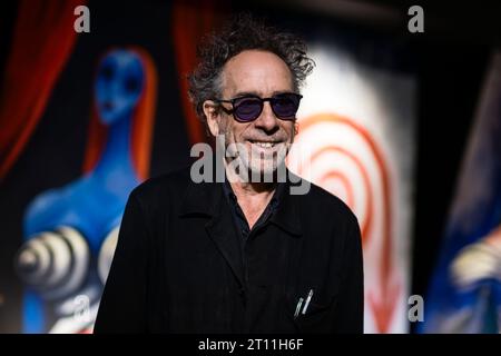 Turin, Italien. 10. Oktober 2023. Der amerikanische Filmemacher Tim Burton lächelt während einer Pressekonferenz zur Eröffnung der Ausstellung „The World of Tim Burton“. Die Ausstellung wird vom 11. Oktober 2023 bis 7. April 2024 im Mole Antonelliana gezeigt. Quelle: Nicolò Campo/Alamy Live News Stockfoto