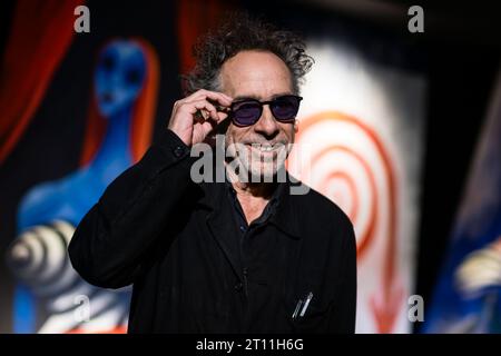 Turin, Italien. 10. Oktober 2023. Der amerikanische Filmemacher Tim Burton lächelt, als er seine Galssen während einer Pressekonferenz zur Eröffnung der Ausstellung The World of Tim Burton verstellt. Die Ausstellung wird vom 11. Oktober 2023 bis 7. April 2024 im Mole Antonelliana gezeigt. Quelle: Nicolò Campo/Alamy Live News Stockfoto