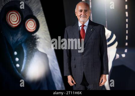 Turin, Italien. 10. Oktober 2023. Enzo Ghigo, Präsident des National Cinema Museum, posiert für ein Foto während einer Pressekonferenz zur Eröffnung der Ausstellung „The World of Tim Burton“. Die Ausstellung wird vom 11. Oktober 2023 bis 7. April 2024 im Mole Antonelliana gezeigt. Quelle: Nicolò Campo/Alamy Live News Stockfoto