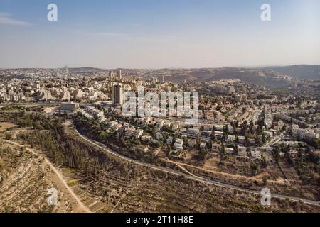 Panoramablick auf den Rand von Jerusalem. Blick von oben auf die Vororte von Jerusalem. JERUSALEM, ISRAEL. 24. Oktober 2018 Stockfoto