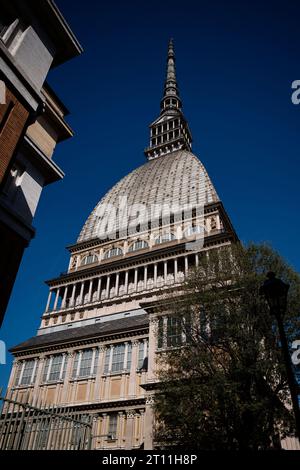 Turin, Italien. 10. Oktober 2023. Allgemeine Ansicht zeigt die Mole Antonelliana nach einer Pressekonferenz zur Eröffnung der Ausstellung „The World of Tim Burton“. Die Ausstellung wird vom 11. Oktober 2023 bis 7. April 2024 im Mole Antonelliana gezeigt. Quelle: Nicolò Campo/Alamy Live News Stockfoto