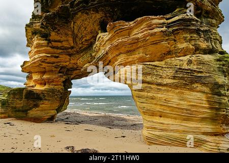 Hopeman Moray Coast Scotland die Beine eines riesigen Sandsteinfeldes am Sandstrand mit Blick auf das Meer Stockfoto