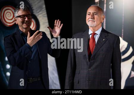 Tim Burton Domenico de Gaetano L, Direktor des National Cinema Museum, und Enzo Ghigo R, Präsident des National Cinema Museum, posieren für ein Foto während einer Pressekonferenz zur Eröffnung der World of Tim Burton Ausstellung. Die Ausstellung wird vom 11. Oktober 2023 bis 7. April 2024 im Mole Antonelliana gezeigt. Turin Italien Copyright: xNicolòxCampox Stockfoto