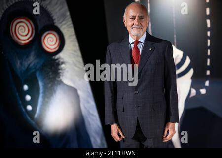 Tim Burton Enzo Ghigo, Präsident des National Cinema Museum, posiert für ein Foto während einer Pressekonferenz für die Ausstellung World of Tim Burton. Die Ausstellung wird vom 11. Oktober 2023 bis 7. April 2024 im Mole Antonelliana gezeigt. Turin Italien Copyright: xNicolòxCampox Stockfoto