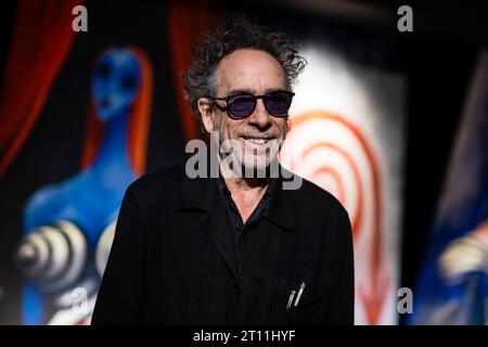 Tim Burton der amerikanische Filmemacher Tim Burton lächelt während einer Pressekonferenz zur Eröffnung der World of Tim Burton Ausstellung. Die Ausstellung wird vom 11. Oktober 2023 bis 7. April 2024 im Mole Antonelliana gezeigt. Turin Italien Copyright: xNicolòxCampox Stockfoto