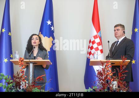 Zagreb, Kroatien. Oktober 2023. Präsident der Republik Kosovo Vjosa Osmani Sadriu und Präsident Kroatiens Zoran Milanovic während einer Pressekonferenz nach einem Treffen im Präsidentenpalast in Zagreb, Kroatien am 10. Oktober 2023. Foto: Slavko Midzor/PIXSELL Credit: Pixsell/Alamy Live News Stockfoto
