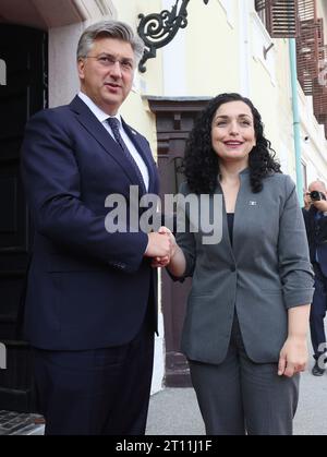 Zagreb, Kroatien. Oktober 2023. Der kroatische Premierminister Andrej Plenkovic begrüßt den Präsidenten des Kosovo Vjosa Osmani-Sadriu am 10. Oktober 2023 im Banski dvori in Zagreb, Kroatien. Foto: Sanjin Strukic/PIXSELL Credit: Pixsell/Alamy Live News Stockfoto