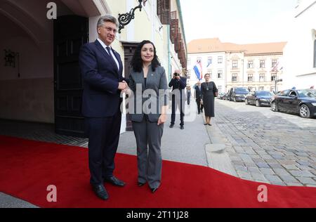 Zagreb, Kroatien. Oktober 2023. Der kroatische Premierminister Andrej Plenkovic begrüßt den Präsidenten des Kosovo Vjosa Osmani-Sadriu am 10. Oktober 2023 im Banski dvori in Zagreb, Kroatien. Foto: Sanjin Strukic/PIXSELL Credit: Pixsell/Alamy Live News Stockfoto