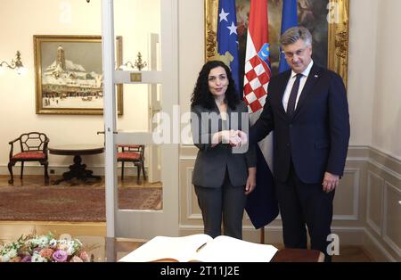 Zagreb, Kroatien. Oktober 2023. Der kroatische Premierminister Andrej Plenkovic und der Präsident des Kosovo Vjosa Osmani-Sadriu schütteln die Hände, bevor sie sich am 10. Oktober 2023 in Banski dvori in Zagreb, Kroatien, treffen. Foto: Sanjin Strukic/PIXSELL Credit: Pixsell/Alamy Live News Stockfoto