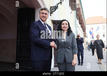 Zagreb, Kroatien. Oktober 2023. Der kroatische Premierminister Andrej Plenkovic begrüßt den Präsidenten des Kosovo Vjosa Osmani-Sadriu am 10. Oktober 2023 im Banski dvori in Zagreb, Kroatien. Foto: Sanjin Strukic/PIXSELL Credit: Pixsell/Alamy Live News Stockfoto