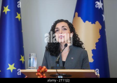 Zagreb, Kroatien. Oktober 2023. Der Präsident der Republik Kosovo Vjosa Osmani Sadriu spricht auf einer Pressekonferenz nach einem Treffen mit dem kroatischen Präsidenten Zoran Milanovic im Präsidentenpalast in Zagreb, Kroatien am 10. Oktober 2023. Foto: Slavko Midzor/PIXSELL Credit: Pixsell/Alamy Live News Stockfoto