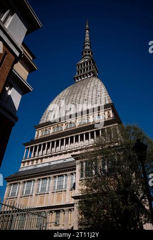 Tim Burton General View zeigt die Mole Antonelliana nach einer Pressekonferenz zur Eröffnung der World of Tim Burton Ausstellung. Die Ausstellung wird vom 11. Oktober 2023 bis 7. April 2024 im Mole Antonelliana gezeigt. Turin Italien Copyright: xNicolòxCampox Stockfoto