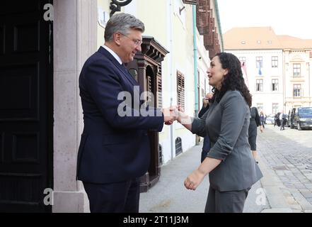 Zagreb, Kroatien. Oktober 2023. Der kroatische Premierminister Andrej Plenkovic begrüßt den Präsidenten des Kosovo Vjosa Osmani-Sadriu am 10. Oktober 2023 im Banski dvori in Zagreb, Kroatien. Foto: Sanjin Strukic/PIXSELL Credit: Pixsell/Alamy Live News Stockfoto