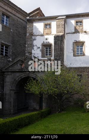 Das geschlossene Kloster Santa Clara, außen mit Gittern an den Fenstern, Santiago de Compostela, Spanien Stockfoto