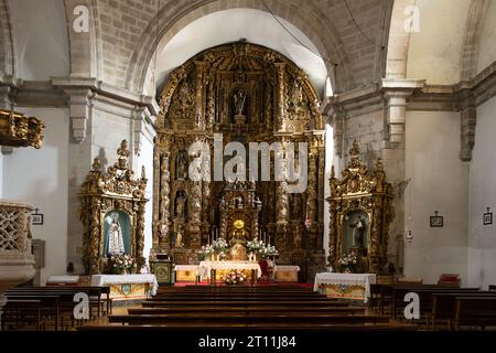 Geschlossenes Kloster der Kirche Santa Clara im Inneren, Santiago de Compostela, Spanien - barocker Hauptaltar für die Unbefleckten Stockfoto
