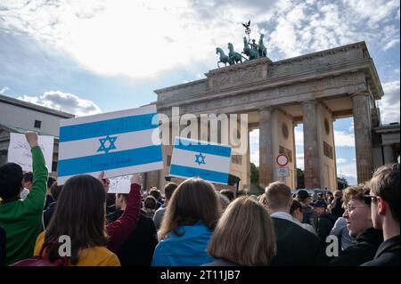 08.10.2023, Berlin, Deutschland, Europa - Demonstranten halten Protestschilder, auf denen steht: "Wir stehen mit Israel" und "Junge Liberale" auf einer pro-Israel-Kundgebung. Stockfoto