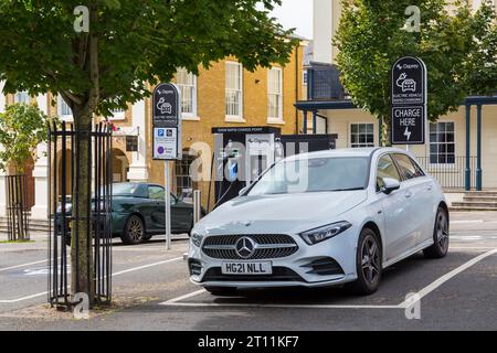 Schnellladestelle für Elektrofahrzeuge von Osprey mit 50 kW in Poundbury, Dorchester, Dorset, Großbritannien im September Stockfoto