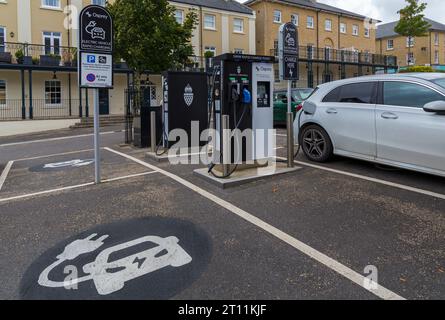 Schnellladestelle für Elektrofahrzeuge von Osprey mit 50 kW in Poundbury, Dorchester, Dorset, Großbritannien im September Stockfoto