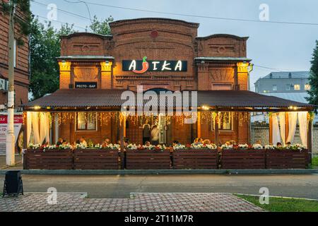 (231010) -- PEKING, 10. Oktober 2023 (Xinhua) -- dieses am 24. Juli 2023 aufgenommene Foto zeigt ein Restaurant in Blagoweschtschensk, Russland. Die chinesische Heihe-Stadt liegt gegenüber der russischen Stadt Blagoweschtschensk auf der anderen Seite des Flusses Heilongjiang, in Russland als Amur bekannt. Im Juni letzten Jahres wurde die grenzüberschreitende Autobahnbrücke Heihe-Blagoveshtschensk über den Fluss Heilongjiang für den Verkehr freigegeben. Die Brücke spielte eine wichtige Rolle für den Anstieg des Handelsumsatzes und eröffnete eine neue Seite bei der Entwicklung bilateraler Beziehungen. (Foto: Guo Feizhou/Xinhua) Stockfoto