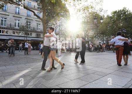 Paris, Frankreich. Oktober 2023. Tänzer tanzen am 8. Oktober 2023 auf der Straße auf dem Place Colette in Paris. Foto: Lionel Urman/ABACAPRESS.COM Credit: Abaca Press/Alamy Live News Stockfoto