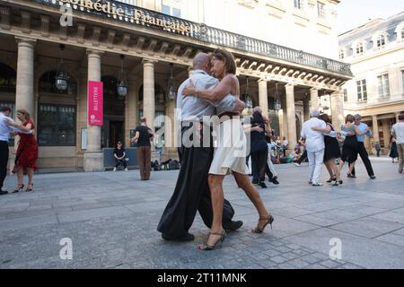 Paris, Frankreich. Oktober 2023. Tänzer tanzen am 8. Oktober 2023 auf der Straße auf dem Place Colette in Paris. Foto: Lionel Urman/ABACAPRESS.COM Credit: Abaca Press/Alamy Live News Stockfoto