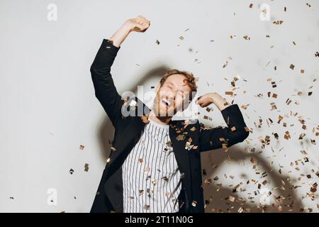 Junger Mann, der auf einer Silvesterparty tanzt Stockfoto