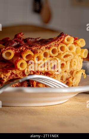 Zubereitung und Backen von Ziti Pasta in der Küche Stockfoto