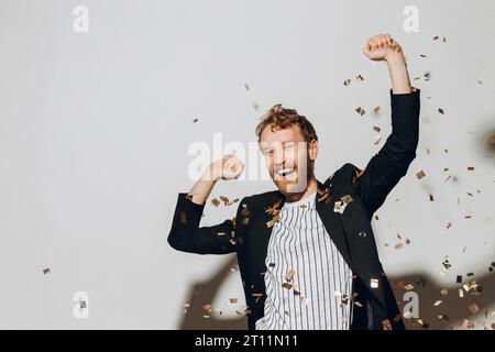 Junger Mann, der auf einer Silvesterparty tanzt Stockfoto