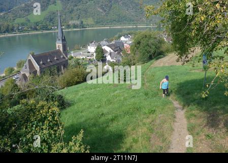 Blick auf die Gemeinde Filsen am Rhein im Rhein-Lahn-Kreis Rheinland-Pfalz. Filsen liegt in der Bopparder Rheinschleife und nennt sich auch Kirschendorf, weil hier auch Kirschen angebaut werden. *** Blick auf die Gemeinde Filsen am Rhein im Rhein-Lahn-Landkreis Rheinland-Pfalz Filsen liegt im Bopparder Rheinbogen und wird auch Kirschdorf genannt, da hier auch Kirschen angebaut werden Stockfoto