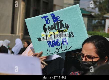 Srinagar, Indien. Oktober 2023. Ein Schüler hält ein Banner mit der Aufschrift „gesund als Ganzes zu sein psychische Gesundheit spielt eine Rolle“ auf einer Sensibilisierungsveranstaltung während des Welttags der psychischen Gesundheit in Kaschmir hoch. (Foto: Arsalan Ashiq/INA Photo Agency/SIPA USA) Credit: SIPA USA/Alamy Live News Stockfoto