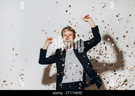 Junger Mann, der auf einer Silvesterparty tanzt Stockfoto
