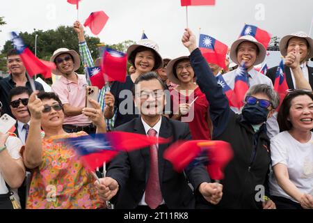 Taipeh, Taiwan. Oktober 2023. Taiwaner feiern den Taiwan National Day, auch Double Ten genannt, in der Innenstadt von Taipeh. Der Feiertag erinnert an den Beginn des Wuchang-Aufstandes vom 10. Oktober 1911, der zum Ende der Qing-Dynastie in China und zur Geburt der Republik China führte. (Kreditbild: © Brennan O'Connor/ZUMA Press Wire) NUR REDAKTIONELLE VERWENDUNG! Nicht für kommerzielle ZWECKE! Stockfoto