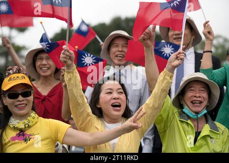 Taipeh, Taiwan. Oktober 2023. Taiwaner feiern den Taiwan National Day, auch Double Ten genannt, in der Innenstadt von Taipeh. Der Feiertag erinnert an den Beginn des Wuchang-Aufstandes vom 10. Oktober 1911, der zum Ende der Qing-Dynastie in China und zur Geburt der Republik China führte. (Kreditbild: © Brennan O'Connor/ZUMA Press Wire) NUR REDAKTIONELLE VERWENDUNG! Nicht für kommerzielle ZWECKE! Stockfoto