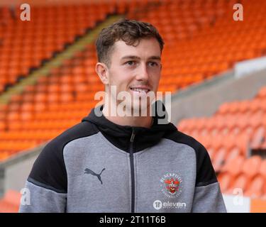 Blackpool, Großbritannien. 31. August 2023. Jensen Weir #15 von Blackpool kommt am 10. Oktober 2023 in Blackpool, Großbritannien, vor dem EFL Trophy Match Blackpool gegen Liverpool U21 in der Bloomfield Road, Blackpool, Großbritannien, am 31. Oktober 2023 (Foto: Steve Flynn/News Images) in Blackpool, Großbritannien. (Foto: Steve Flynn/News Images/SIPA USA) Credit: SIPA USA/Alamy Live News Stockfoto