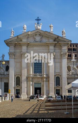 Kathedrale von Mantua, auch bekannt als Cattedrale di San Pietro Apostolo oder Duomo di Mantova in Mantua, Lombardei, Italien, Europa Stockfoto