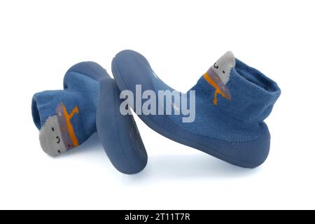 Ein Paar niedliche und farbenfrohe Babyschuhe für Kleinkinder, die die ersten Schritte isoliert auf weißem Hintergrund ausgeschnitten haben Stockfoto