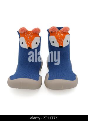 Ein Paar niedliche und farbenfrohe Babyschuhe für Kleinkinder, die die ersten Schritte isoliert auf weißem Hintergrund ausgeschnitten haben Stockfoto