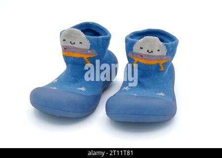 Ein Paar niedliche und farbenfrohe Babyschuhe für Kleinkinder, die die ersten Schritte isoliert auf weißem Hintergrund ausgeschnitten haben Stockfoto