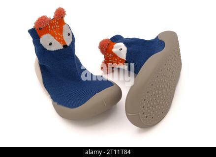 Ein Paar niedliche und farbenfrohe Babyschuhe für Kleinkinder, die die ersten Schritte isoliert auf weißem Hintergrund ausgeschnitten haben Stockfoto
